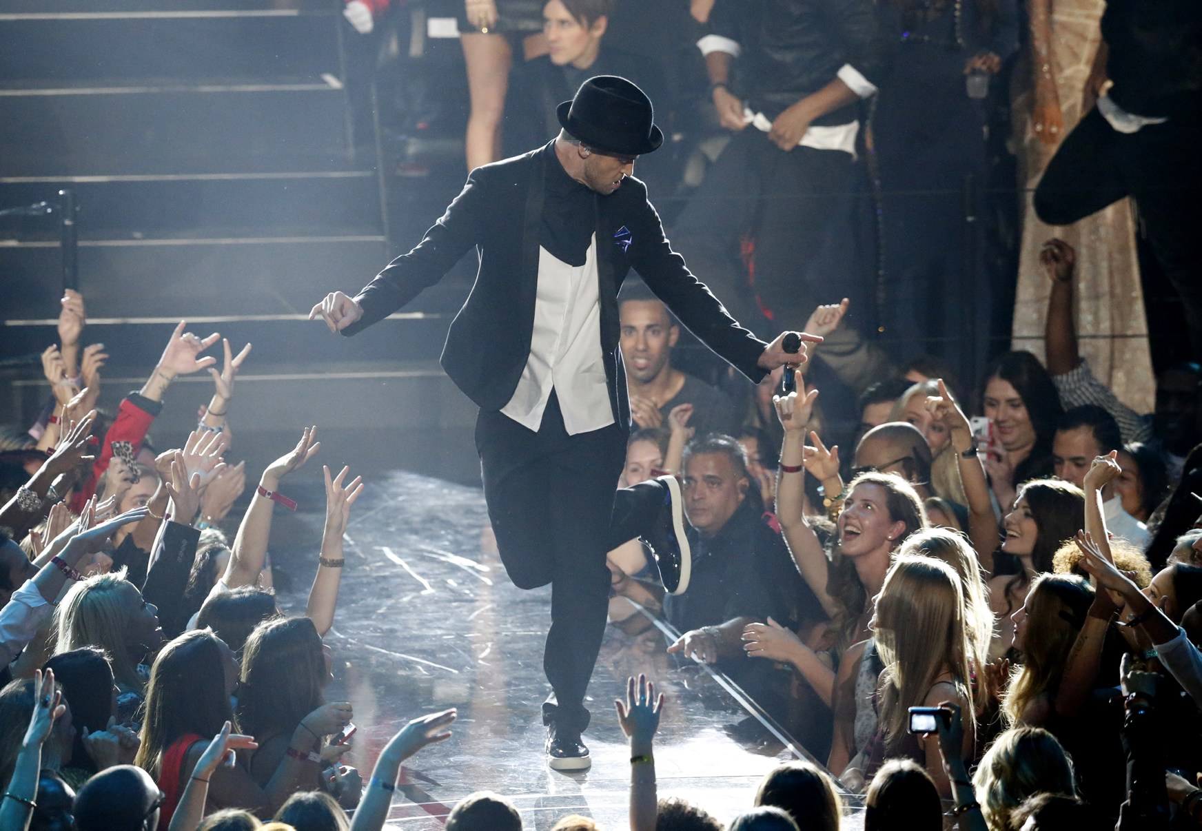 Время 25 августа. Timberlake VMA 2009. Джастин Тимберлейк Cry me a River. Джастин Тимберлейк клипы. Джастин Тимберлейк на сцене.