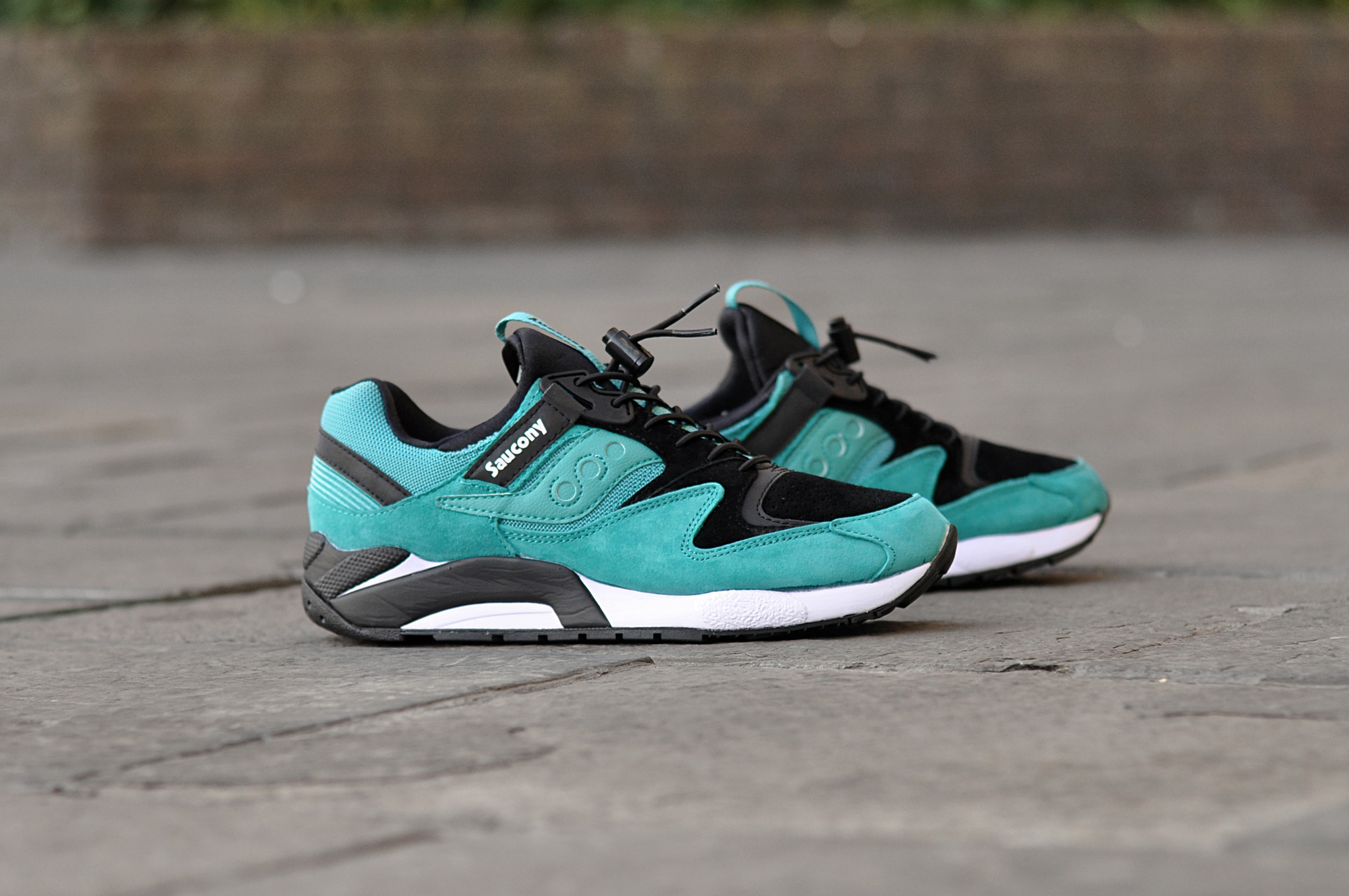 saucony grid 9000 bungee on feet